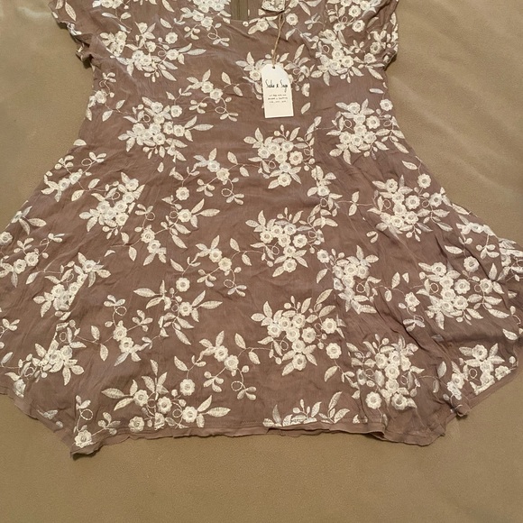 NWT Sadie & Sage top with embroidered flowers - Picture 3 of 10